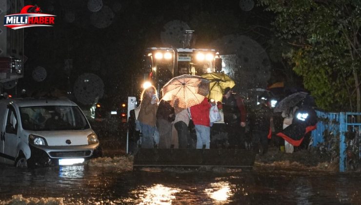 İstanbul’u sağanak vurdu: Yollar göle döndü, araçlar suya gömüldü