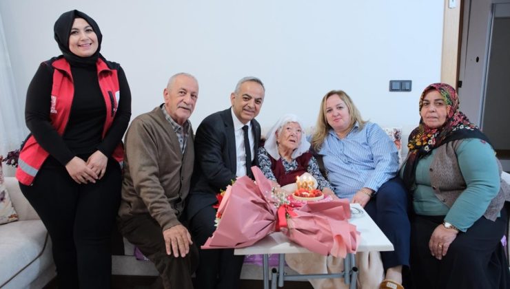 Cumhuriyet’in 103. yılını 103 yaşındaki Nazife nine de kutladı
