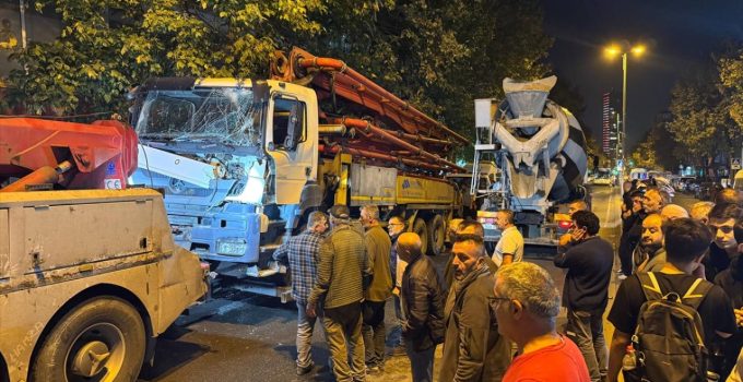 İstanbul’da beton pompası 7 araca çarptı