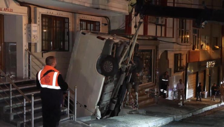 Şişli’de panelvan apartman boşluğuna düştü