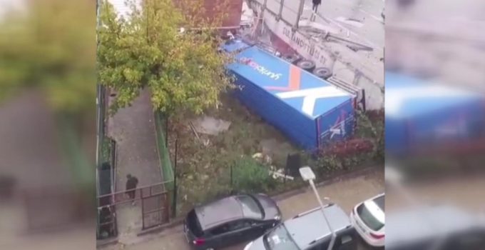Sultangazi’de iki araca çarpan tır yol kenarına devrildi