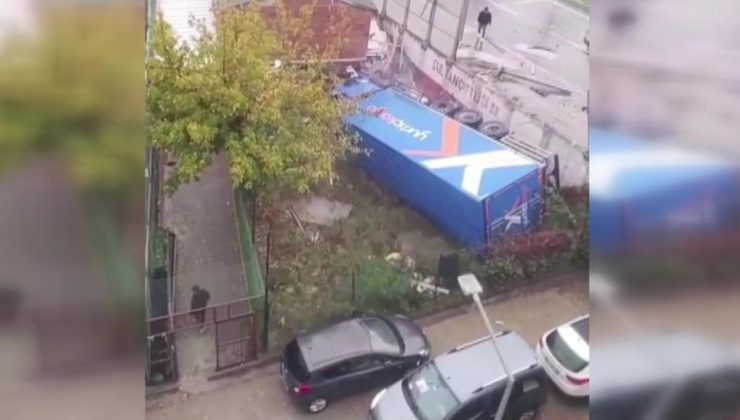 Sultangazi’de iki araca çarpan tır yol kenarına devrildi