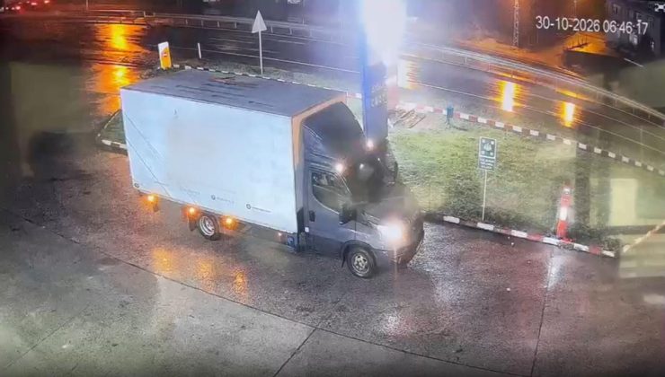 Zonguldak’ta el freni çekilmeyen kamyonet devrildi: O anlar kamerada